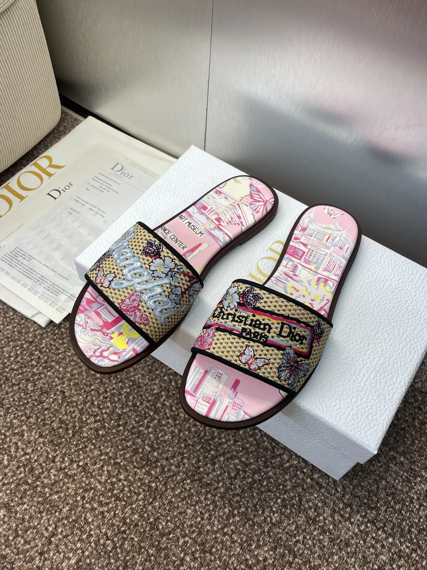👟👟Ex-factory price 500👟👟 Dior 2025 spring and summer new style DWAY flat flip flops jelly color women's shoes CD letter logo three-dimensional embroidery round toe open toe color block sandals Material: upper imported raffia electric embroidery high temperature water-soluble cotton technical fabric + water-dyed sheepskin lining + Italian thickened leather outsole size: 34-42 (34.40.41.42. Customized, non-refundable and non-exchangeable)